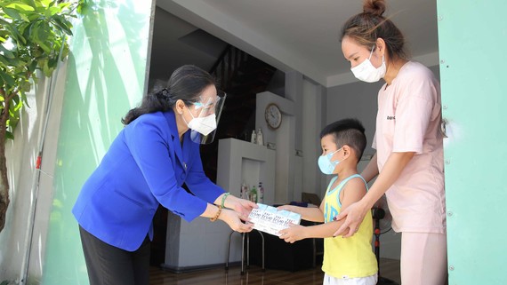 Tiến tới trạng thái “bình thường mới”: An toàn đến đâu, nới lỏng đến đó Đồng chí Nguyễn Thị Lệ, Chủ tịch HĐND TPHCM thăm và tặng quà khu nhà trọ công nhân thuộc vùng xanh ấp Cây Sộp (xã Tân An Hội, huyện Củ Chi). Ảnh: DŨNG PHƯƠNG