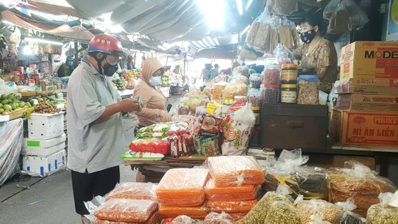 Thận trọng mở lại chợ truyền thống Người dân mua hàng tại chợ Bà Chiểu sáng 30-9