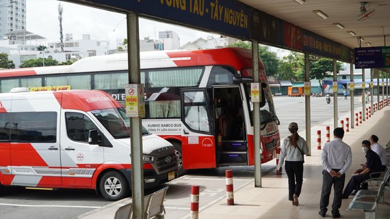 Vận tải hành khách hoạt động trở lại Nhiều nhà xe tại Bến xe miền Đông đang chờ thông tuyến. Ảnh: QUỐC HÙNG