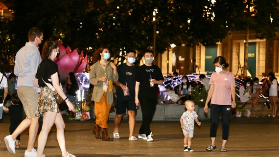 Sau 2 tuần nới lỏng giãn cách: Nhịp sống từng bước thích ứng an toàn Người dân TPHCM dạo chơi tại phố đi bộ Nguyễn Huệ (quận 1) đêm 13-10. Ảnh: HOÀNG HÙNG