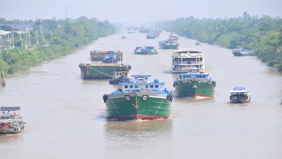 Cần cơ chế đặc biệt phát triển hạ tầng giao thông ĐBSCL Phương tiện thủy lưu thông trên kênh Chợ Gạo, tỉnh Tiền Giang. Ảnh: CAO THĂNG