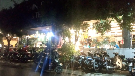 Chộn rộn phục vụ ăn uống tại chỗ Quán cà phê V.T.M. nằm trên đường số 14 (quận Gò Vấp) đông nghẹt khách uống tại chỗ