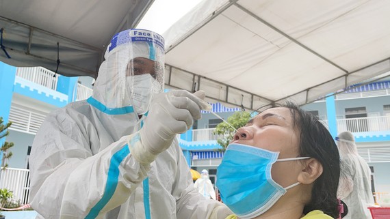 Tăng cường khống chế ổ dịch trong cộng đồng Nhân viên y tế lấy mẫu xét nghiệm Covid-19 cho người dân ở TPHCM. Ảnh: HOÀNG HÙNG