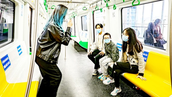 Đường sắt Cát Linh - Hà Đông: Vắng khách khi thu phí Hành khách đi tàu Cát Linh - Hà Đông sáng 21-11. Ảnh: VIẾT CHUNG