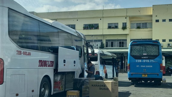 Xe khách, hàng không mùa tết: Chờ khách! Cận kề Tết Dương lịch 2022, các nhà xe ở Bến xe Miền Đông chủ yếu chở hàng hóa về các tỉnh