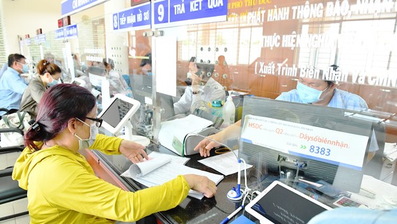 Cần cơ chế phù hợp cho các đơn vị hành chính sau sắp xếp Cán bộ, công chức TP Thủ Đức (TPHCM) hướng dẫn người dân làm thủ tục hành chính. Ảnh: VIỆT DŨNG