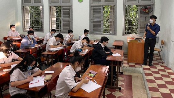 TPHCM đề xuất phương án đi học lại từ ngày 3-1-2022 Học sinh Lê Hồng Phong đi học trở lại ngày 13-12-2021. Ảnh: HOÀNG HÙNG