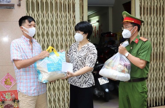 Chính sách an sinh sẽ phủ kín đến tất cả người dân Chủ tịch UBND quận 5 Trương Minh Kiều trao túi an sinh cho người dân tại phường 14