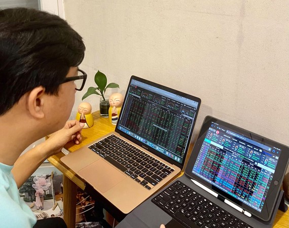 Dòng tiền sẽ vào nhóm cổ phiếu hưởng lợi 90% tỷ trọng giao dịch trên thị trường chứng khoán Việt Nam là nhà đầu tư cá nhân. Ảnh: Huy Phan