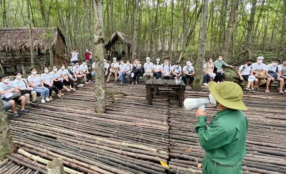 Lên phương án ''rã băng'' thị trường du lịch Lực lượng tuyến đầu phòng chống dịch Covid-19 tại TPHCM tham gia tour du lịch “Cần Giờ - Thiên nhiên tươi đẹp”. Ảnh: HOÀNG HÙNG