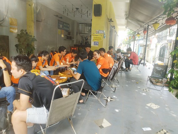 Nhiều hàng quán lơ là phòng dịch Một quán cà phê trên đường Bùi Đình Túy (quận Bình Thạnh) không đảm bảo quy định phòng dịch