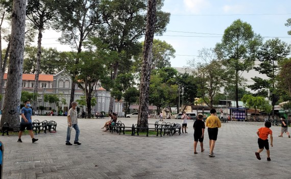 Người dân chủ động ứng phó trước biến thể mới Omicron Người dân hướng đến các hoạt động rèn luyện sức khỏe ngoài trời để hạn chế sự lây lan Covid-19. Ảnh: TRÂM ANH