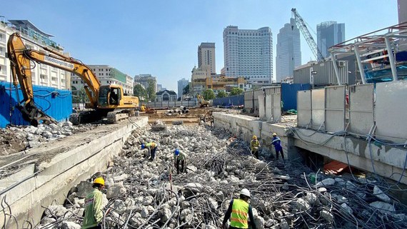 Tháo dỡ rào chắn công trình metro trên đường Lê Lợi trước ngày 30-4 Công nhân thi công chuẩn bị tái lập mặt đường Lê Lợi phía trên ga Nhà hát thành phố. Ảnh: Ban quản lý đường sắt đô thị