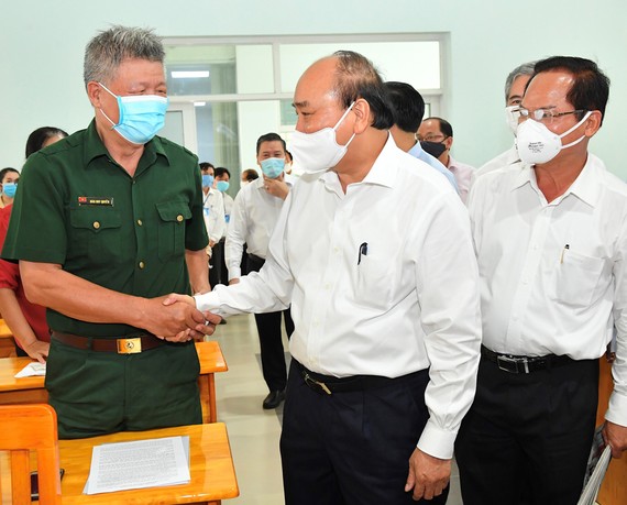 Chủ tịch nước Nguyễn Xuân Phúc tiếp xúc cử tri huyện Hóc Môn, TPHCM. Ảnh: VIỆT DŨNG