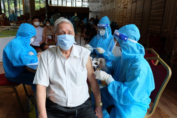 Bài học kinh nghiệm phủ vaccine Covid-19 Tiêm vaccine Covid-19 cho người dân phường Tân Phú, quận 7. Ảnh: THU HƯỜNG