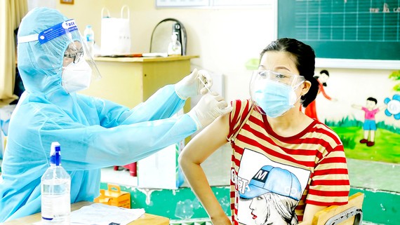 TPHCM đã tiêm được 11.821.706 mũi vaccine Covid-19 Tiêm vaccine Covid-19 cho người dân TPHCM vào sáng 6-10. Ảnh: CAO THĂNG