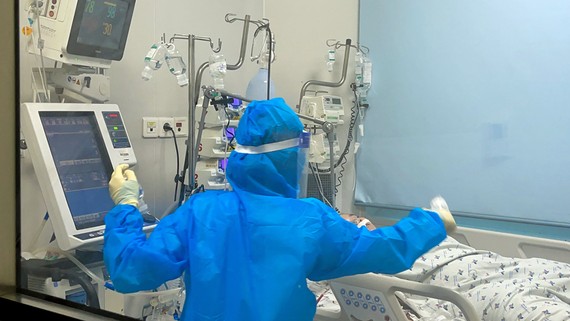 Những mô hình làm nên hiệu quả chống dịch - Bài 1: Cách làm sáng tạo kéo giảm tỷ lệ tổn thất Điều trị bệnh nhi mắc Covid-19 tại Bệnh viện Nhi đồng Thành phố, huyện Bình Chánh, TPHCM. Ảnh: HOÀNG HÙNG