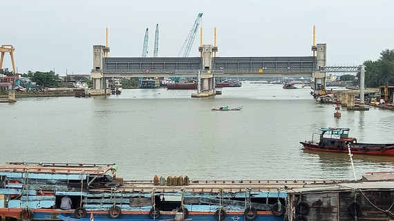 Dự án ngăn triều liên tục “lỗi hẹn” Công trường thi công cống ngăn triều tại huyện Nhà Bè