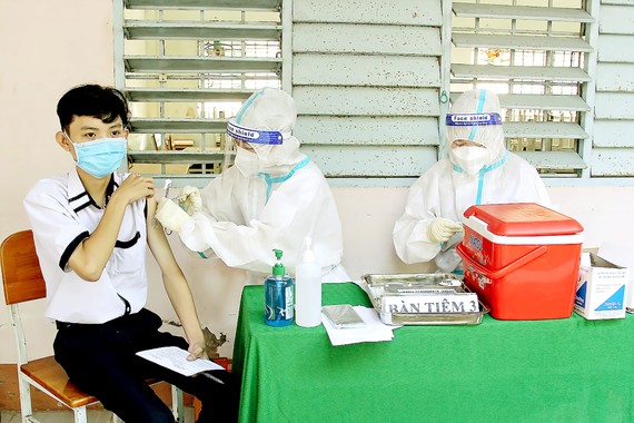 Tập trung dập dịch tại ĐBSCL Tiêm vaccine Covid-19 cho học sinh Vĩnh Long