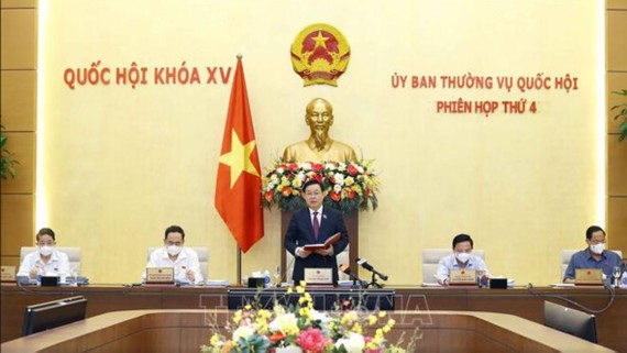Ủng hộ tạm thời chưa nâng lương Chủ tịch Quốc hội Vương Đình Huệ khai mạc phiên họp thứ 4 của UBTVQH. Ảnh: TTXVN