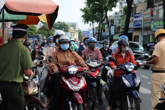 Giao thông bắt đầu “nhộn nhịp”, shipper xếp hàng dài chờ xét nghiệm  Giao thông tại chốt kiểm soát quận Gò Vấp. Ảnh: C.T