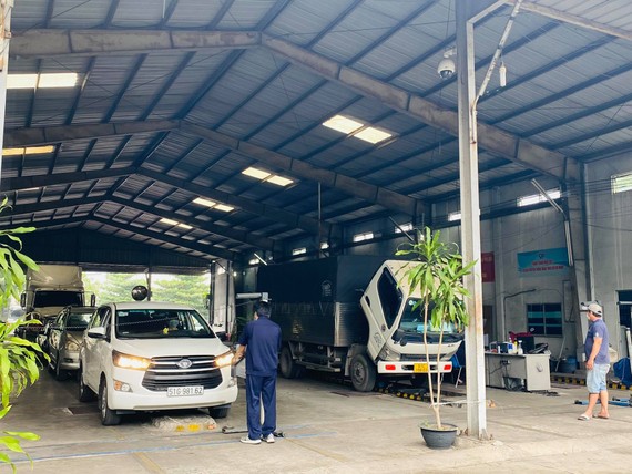 CSGT TPHCM tạm thời không xử phạt tài xế, chủ xe đi đăng kiểm Xe ô tô được đăng kiểm. Ảnh: CHÍ THẠCH