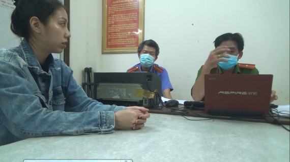 Lời khai của người phụ nữ hành hạ bé gái 8 tuổi dẫn tới tử vong Võ Nguyễn Quỳnh Trang làm việc với công an. Ảnh: CHÍ THẠCH