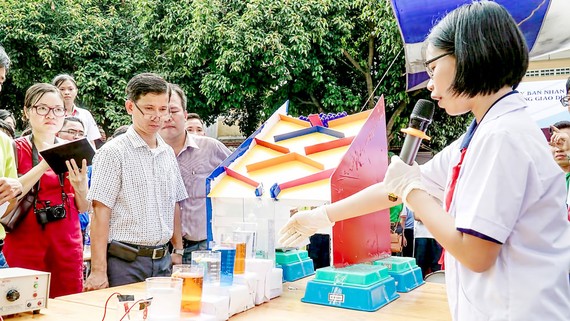 Đổi mới Chương trình GDPT bậc THCS: Khó cho giáo viên? Học sinh Trường THCS Đồng Khởi giới thiệu thí nghiệm phản ứng hóa học theo dạng domino. Ảnh: HOÀNG HÙNG