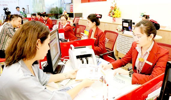 Hạn chế cho vay đầu cơ, rộng cửa với nhu cầu chính đáng Hoạt động giao dịch tại một ngân hàng ở TPHCM. Ảnh: PHAN LÊ