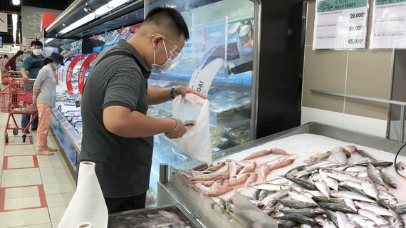 Đảm bảo nhu cầu thiết yếu của người dân Thực phẩm tươi sống dồi dào tại siêu thị Lottemart, quận Gò Vấp sáng 7-7. Ảnh: BÙI ANH TUẤN