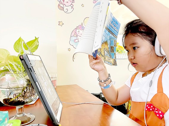 Linh hoạt tổ chức dạy học trực tuyến Bé Khánh An, quận 8, TPHCM, học phụ đạo môn tiếng Anh trong dịp hè 2021. Ảnh: HOÀNG HÙNG