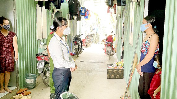 Mong người dân cảm thông, chia sẻ cùng địa phương Bí thư Đảng ủy phường Phú Hữu Nguyễn Thị Phương Hiệp thăm hỏi người dân tại dãy nhà trọ thuộc khu phố 2, phường Phú Hữu, TP Thủ Đức (TPHCM). Ảnh: HOÀNG HÙNG