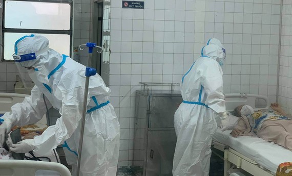 Phục hồi cho người khỏi bệnh Covid-19 Bác sĩ tại Bệnh viện Thống Nhất chăm sóc và phục hồi chức năng cho bệnh nhân từng mắc Covid-19