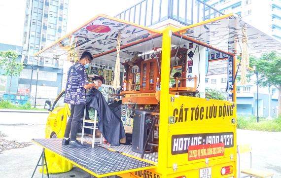 Xe cắt tóc lưu động ở bệnh viện dã chiến Nguyễn Mạnh Cường cắt tóc cho nhân viên y tế ở Bệnh viện dã chiến truyền nhiễm số 5D