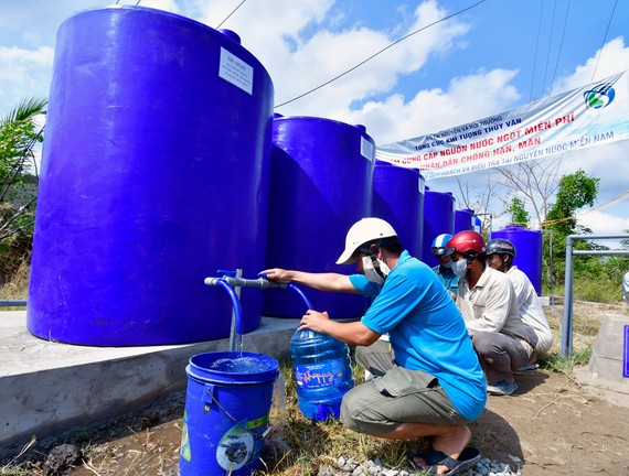 Điểm cung cấp nước ngọt cho người dân Cà Mau trong mùa khô. Ảnh: TẤN THÁI