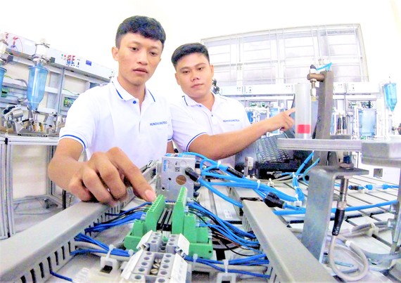 Sáp nhập trường nghề cần có lộ trình  Học viên Trường Trung cấp nghề Hùng Vương (TPHCM) trong giờ thực hành
