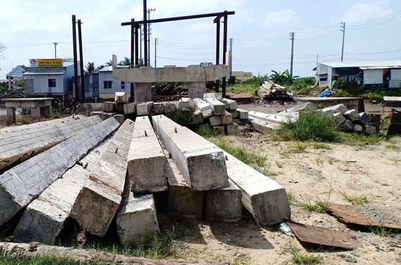 Công trình cầu Cái Cùng ngưng thi công giữa chừng khiến người dân bức xúc