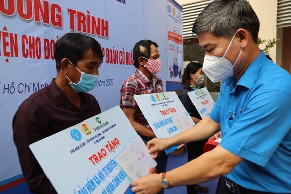 Người nghèo lao đao sau dịch Tổ chức công đoàn trao bảo hiểm xã hội tự nguyện hỗ trợ lao động tự do khó khăn. Ảnh: HỒNG HẢI
