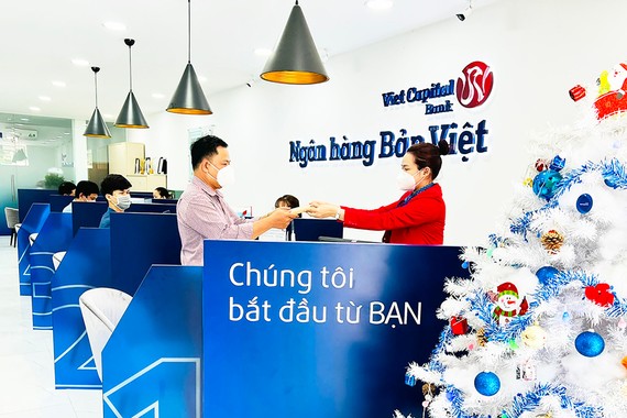 Ngân hàng “tiếp sức” doanh nghiệp vượt đại dịch Nhiều ngân hàng đẩy mạnh cho vay ưu đãi đối với hộ kinh doanh, tiểu thương dịp cuối năm. Ảnh: PHAN LÊ
