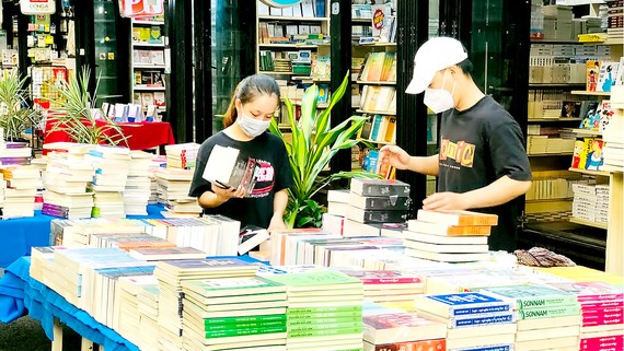 Chào năm mới 2022 với nhiều chương trình hấp dẫn Phiên chợ sách đón xuân đang diễn ra tại Đường sách TPHCM