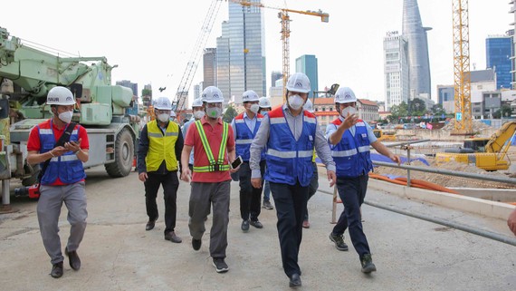 Tiến độ Dự án metro số 1 Bến Thành - Suối Tiên: Phụ thuộc vào tình hình dịch Thứ Trưởng Bộ Xây dựng Lê Quang Hùng khảo sát tiến độ thi công mùa dịch. Ảnh: DŨNG PHƯƠNG