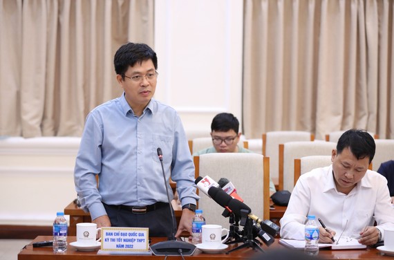 Gấp rút điều chỉnh chương trình Lịch sử phần bắt buộc cấp THPT với 52 tiết/năm học Vụ trưởng Vụ Giáo dục Trung học Nguyễn Xuân Thành (bìa trái)