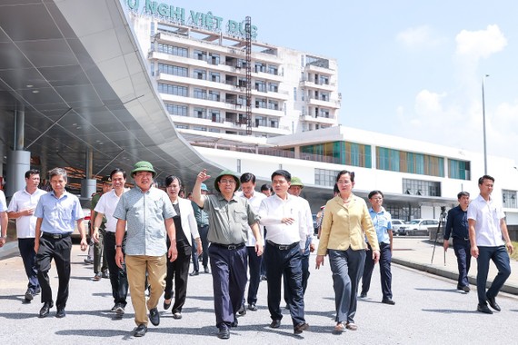 Thủ tướng Phạm Minh Chính và đoàn công tác đã đi khảo sát hiện trường cơ sở bệnh viện. Ảnh: VIẾT CHUNG