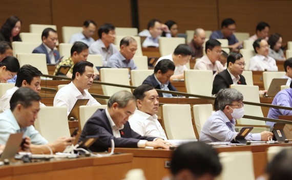 "Tham nhũng vặt" như "vòi bạch tuộc" đeo đẳng, bám chặt ảnh 1 Quốc hội chiều 8-11. Ảnh: VIẾT CHUNG