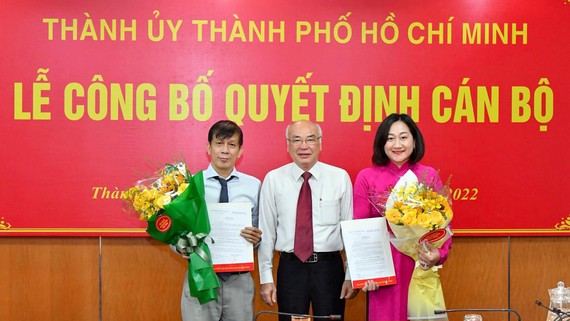 Báo SGGP có thêm 2 Phó Tổng Biên tập Đồng chí Phan Nguyễn Như Khuê trao quyết định của Ban Thường vụ Thành ủy TPHCM cho nhà báo Nguyễn Khắc Văn và đồng chí Bùi Thị Hồng Sương. Ảnh: VIỆT DŨNG