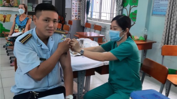 Hơn 98% người dân TPHCM có kháng thể phòng ngừa Covid-19 Nhân viên Trung tâm y tế quận 11 tiêm vaccine Covid-19 cho người dân