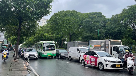 Hành khách “quay lưng” xe buýt do chưa hấp dẫn, tiện ích Xe buýt thường xuyên không đúng giờ do giao thông ùn ứ