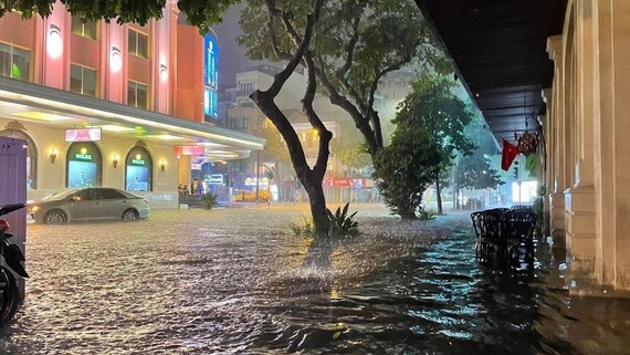 Năm nay, bão kết hợp không khí lạnh sẽ gây ra mưa lũ nhiều hơn bình thường Hà Nội lênh láng nước sau cơn mưa tối 13-6