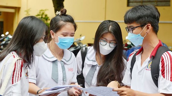 Trăn trở sau một kỳ thi Thí sinh tại điểm thi Trường THPT Trần Khai Nguyên, quận 5 trao đổi bài làm môn Ngoại ngữ. Ảnh: CAO THĂNG