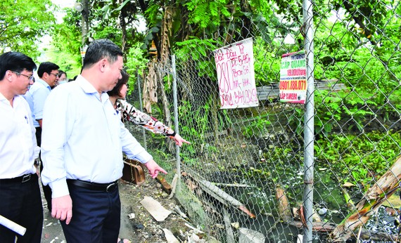 Nguy cơ “dịch chồng dịch” trong khu dân cư Đồng chí Dương Anh Đức kiểm tra công tác phòng chống dịch sốt xuất huyết tại phường Bình Hưng Hòa B